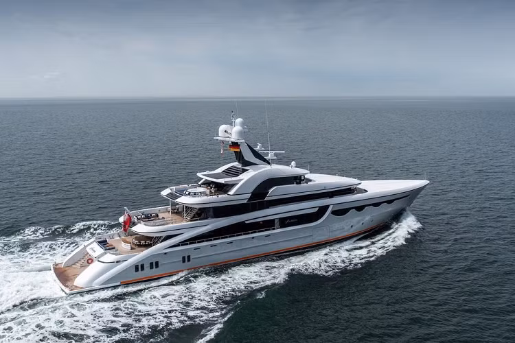 Siêu du thuyền Soaring triệu đô có chiều dài 68 mét với kiến trúc tuyệt vời vẫn luôn được người người nhắc đến ở vùng biển Địa Trung Hải. Nó được sản xuất vào năm 2020 bởi xưởng đóng tàu Abeking &amp; Rasmussen, Đức và được thiết kế bởi đội ngũ Focus Yacht Design.