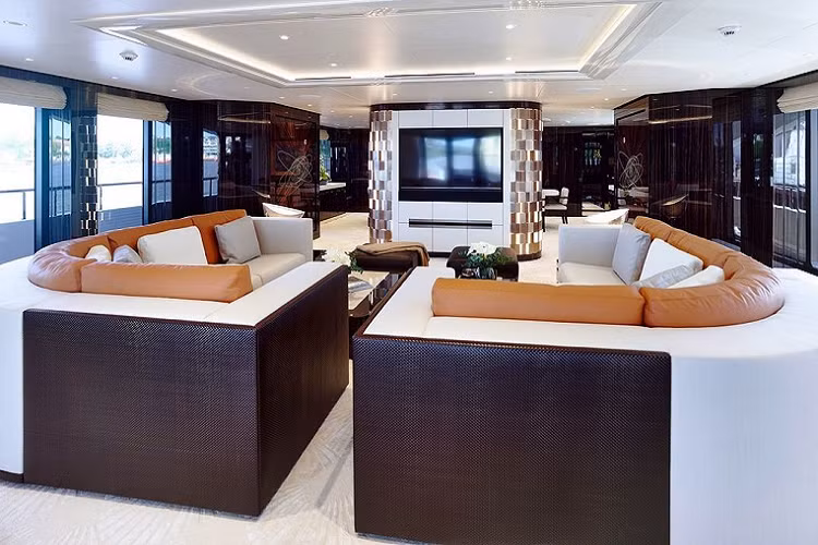 Những vị khách am hiểu về kiến trúc khi đến tham quan Soaring sẽ dễ dàng nhận thấy sự tương phản tinh tế giữa những đường cong và màu sắc đương đại, bên cạnh những chi tiết và trang trí xa hoa trên thuyền.