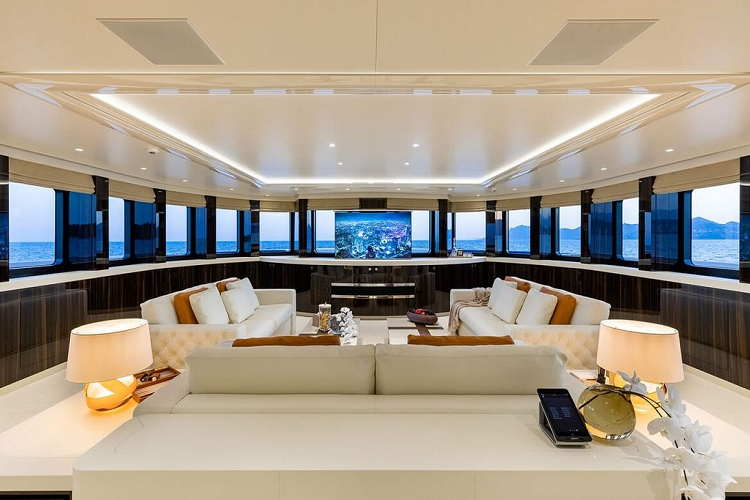 Chỉ vài tháng trước, Ivan Shabalov còn khoe bữa tiệc đón năm mới hoành tráng trên siêu du thuyền Soaring. Hiện tại, nó đang được rao bán trên Imperial Yachts, với một mức giá không được tiết lộ.