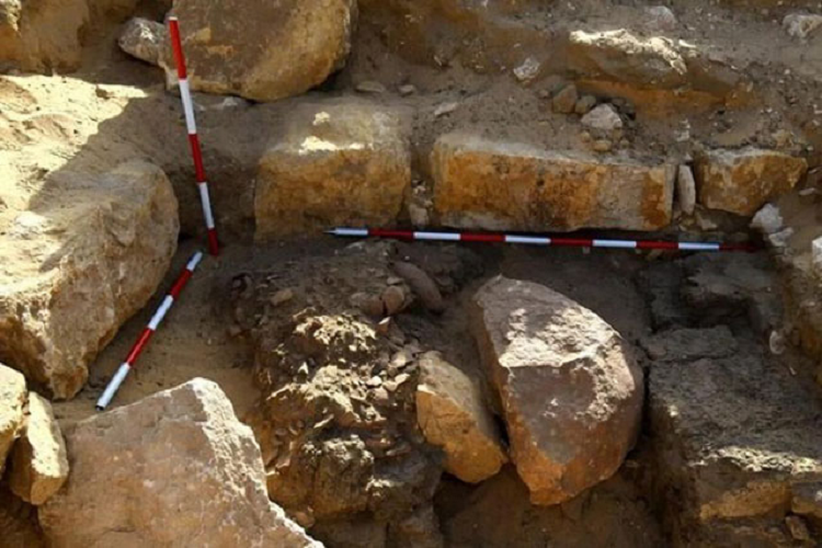 Phát hiện 'hai kho báu' trong đền thờ thần Mặt trời của người Ai Cập Phat hien 'hai kho bau' trong den tho than Mat troi cua nguoi Ai Cap