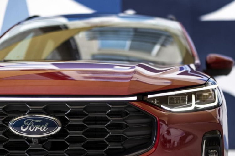 Bên ngoài, Ford Escape 2023 được áp dụng phong cách thiết kế giống những người anh em Fiesta, Focus và Puma. Đồng thời, phong cách thiết kế mới cũng giúp Ford Escape 2023 trông tương đồng với Edge và Explorer hơn. Giải thích cho việc Escape 2023 có ngoại hình như xe con, ông Amko Leenarts, giám đốc thiết kế của hãng Ford, cho biết: "Không phải khách hàng nào cũng thích những mẫu SUV vuông vức và rắn rỏi".