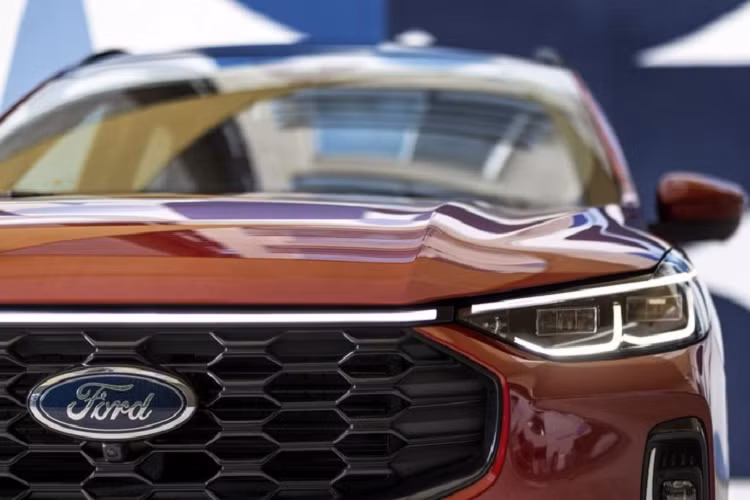 Bên ngoài, Ford Escape 2023 được áp dụng phong cách thiết kế giống những người anh em Fiesta, Focus và Puma. Đồng thời, phong cách thiết kế mới cũng giúp Ford Escape 2023 trông tương đồng với Edge và Explorer hơn. Giải thích cho việc Escape 2023 có ngoại hình như xe con, ông Amko Leenarts, giám đốc thiết kế của hãng Ford, cho biết: "Không phải khách hàng nào cũng thích những mẫu SUV vuông vức và rắn rỏi".