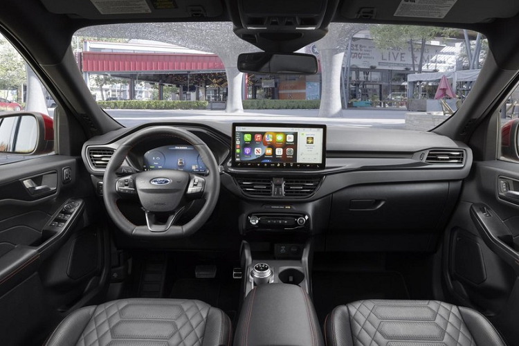 Nằm bên dưới nắp ca-pô của Ford Escape 2023 là động cơ như cũ. Đầu tiên là động cơ xăng EcoBoost 3 xi-lanh, tăng áp, dung tích 1.5L, sản sinh công suất tối đa 180 mã lực. Con số tương ứng của động cơ xăng EcoBoost 4 xi-lanh, tăng áp, dung tích 2.0L là 250 mã lực. Thứ ba là hệ truyền động hybrid với động cơ xăng 4 xi-lanh, dung tích 2.5L với công suất tối đa 210 mã lực.