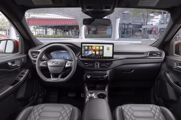 Nằm bên dưới nắp ca-pô của Ford Escape 2023 là động cơ như cũ. Đầu tiên là động cơ xăng EcoBoost 3 xi-lanh, tăng áp, dung tích 1.5L, sản sinh công suất tối đa 180 mã lực. Con số tương ứng của động cơ xăng EcoBoost 4 xi-lanh, tăng áp, dung tích 2.0L là 250 mã lực. Thứ ba là hệ truyền động hybrid với động cơ xăng 4 xi-lanh, dung tích 2.5L với công suất tối đa 210 mã lực.