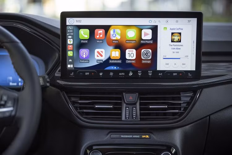 Cuối cùng là hệ truyền động plug-in hybrid dành cho phiên bản PHEV với động cơ xăng 2.5L, hộp số biến thiên vô cấp CVT và công suất tối đa 210 mã lực. Nhờ đó, xe có thể chạy bằng mô-tơ điện trên quãng đường khoảng 60 km mà không cần dùng đến động cơ xăng. Thời gian sạc đầy pin cho xe là 10 - 11 tiếng với bộ sạc Level 1 (110V) và 3,5 tiếng với bộ sạc Level 2 (240V).