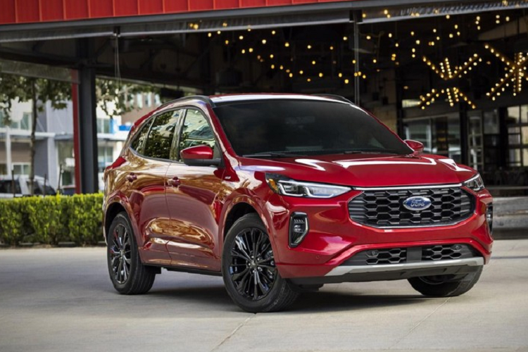 Ford Escape 2023 có cả hệ dẫn động cầu trước và 4 bánh toàn thời gian, tùy thuộc vào phiên bản. Tại thị trường Mỹ, giá xe Ford Escape 2023 dao động từ 27.500 - 38.500 USD (khoảng 684 - 957 triệu đồng), chưa bao gồm chi phí vận chuyển và giao xe.