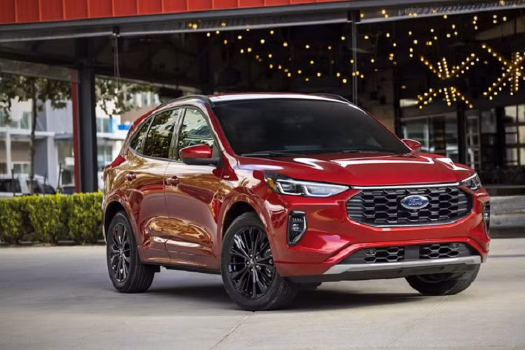 Ford Escape 2023 có cả hệ dẫn động cầu trước và 4 bánh toàn thời gian, tùy thuộc vào phiên bản. Tại thị trường Mỹ, giá xe Ford Escape 2023 dao động từ 27.500 - 38.500 USD (khoảng 684 - 957 triệu đồng), chưa bao gồm chi phí vận chuyển và giao xe.