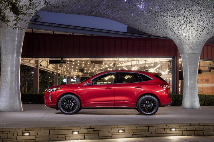 Trên đầu xe, mẫu SUV cỡ C này được trang bị cản trước hoàn toàn mới, tích hợp hốc gió trung tâm hình thang và hốc đèn sương mù nằm dọc. Phía trên là lưới tản nhiệt hình bát giác với mắt lưới hình tổ ong mới.