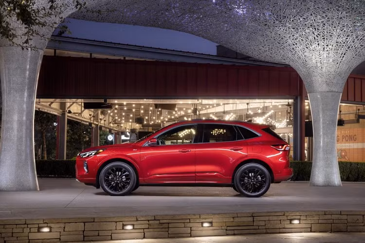 Trên đầu xe, mẫu SUV cỡ C này được trang bị cản trước hoàn toàn mới, tích hợp hốc gió trung tâm hình thang và hốc đèn sương mù nằm dọc. Phía trên là lưới tản nhiệt hình bát giác với mắt lưới hình tổ ong mới.