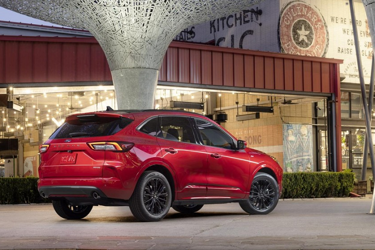 Bên trong Ford Escape 2023 là không gian nội thất màu đen Ebony ở bản tiêu chuẩn. Trong khi đó, bản Active, Platinum và PHEV sẽ được trang bị nội thất màu đen phối ghi Space Grey. Bản ST-Line đi kèm nội thất bọc da màu đen Ebony nhưng phối thêm chỉ màu đỏ trên ghế, vô lăng, tapi cửa, thảm sàn và bệ tì tay trung tâm.