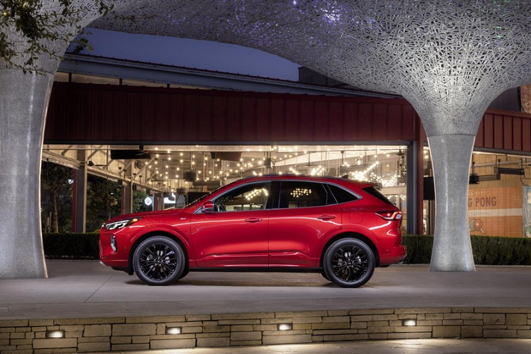 Ngoài ra, xe còn có đèn pha LED tiêu chuẩn với thiết kế thanh mảnh, được bao quanh bằng dải đèn LED định vị ban ngày. Thêm vào đó là dải đèn LED định vị ban ngày khác nằm trên đỉnh lưới tản nhiệt. Phía sau Ford Escape 2023, cụm đèn hậu có thiết kế tổng thể không thay đổi. Tuy nhiên, tạo hình bên trong đèn hậu đã được làm mới. Ngay cả thiết kế cản sau cũng được giữ nguyên như cũ.