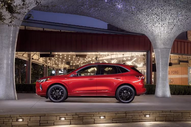 Ngoài ra, xe còn có đèn pha LED tiêu chuẩn với thiết kế thanh mảnh, được bao quanh bằng dải đèn LED định vị ban ngày. Thêm vào đó là dải đèn LED định vị ban ngày khác nằm trên đỉnh lưới tản nhiệt. Phía sau Ford Escape 2023, cụm đèn hậu có thiết kế tổng thể không thay đổi. Tuy nhiên, tạo hình bên trong đèn hậu đã được làm mới. Ngay cả thiết kế cản sau cũng được giữ nguyên như cũ.