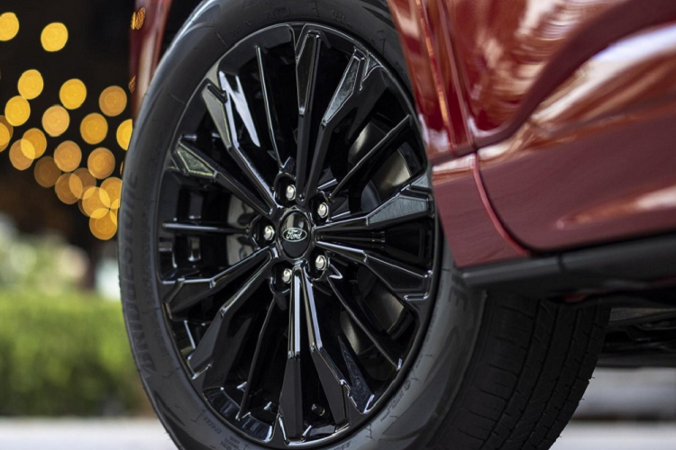 Riêng phiên bản ST-Line sẽ có những chi tiết ngoại thất khác biệt như lưới tản nhiệt màu đen, vành la-zăng, cánh gió mui, nẹp sườn sơn cùng màu thân xe và tấm ốp gầm phía sau. Bên cạnh đó là bộ vành hợp kim 19 inch được trang bị tiêu chuẩn ở bản ST-Line Elite và tùy chọn ở bản ST-Line Select.