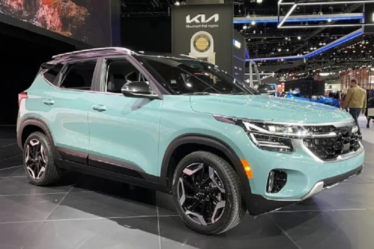 So với xe ở Hàn Quốc ra mắt trước đó, mẫu xe SUV Kia Seltos 2023 dành cho “xứ sở cờ hoa” không có nhiều khác biệt. Về kích thước, Seltos 2023 không đổi, số đo 3 vòng dài x rộng x cao lần lượt là 4315x 1800x 1645 mm, chiều dài cơ sở 2610mm và khoảng sáng gầm xe 190 mm.