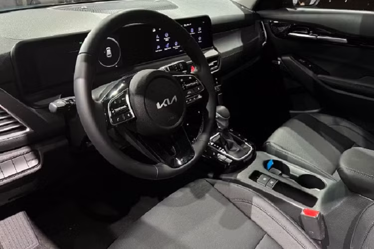 Xe trang bị mặt táp-lô mới và bảng đồng hồ kỹ thuật số cải tiến với màn hình đa thông tin 4,2 inch. Ở bản cao cấp, bảng đồng hồ kỹ thuật số sẽ có màn hình LCD 10,25 inch, nối liền với màn hình cảm ứng trung tâm 10,25 inch.