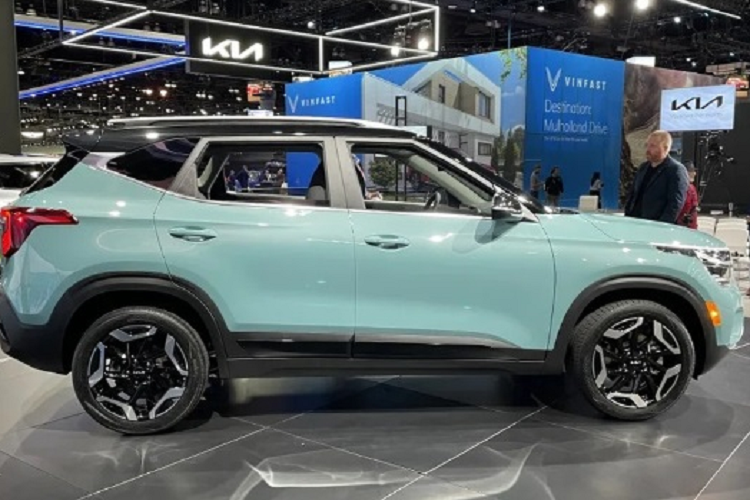 Ở bản cao cấp, Kia Seltos 2023 còn trang bị hệ thống kiểm soát hành trình thích ứng, hỗ trợ lái xe trên cao tốc, cảnh báo va chạm khi mở cửa và hỗ trợ tránh va chạm với phương tiện cắt ngang khi lùi.“Trái tim” của Kia Seltos 2023 tại thị trường Mỹ là động cơ xăng 4 xi-lanh, dung tích 2.0L quen thuộc, tạo ra công suất tối đa 147 mã lực và mô-men xoắn cực đại 180 Nm.