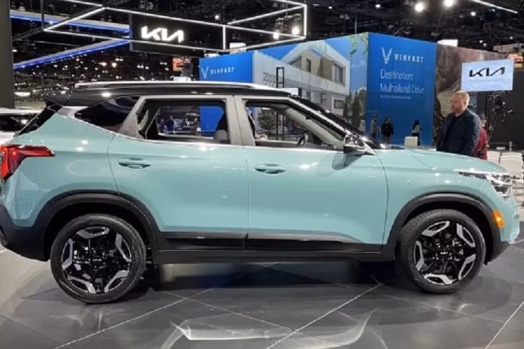 Ở bản cao cấp, Kia Seltos 2023 còn trang bị hệ thống kiểm soát hành trình thích ứng, hỗ trợ lái xe trên cao tốc, cảnh báo va chạm khi mở cửa và hỗ trợ tránh va chạm với phương tiện cắt ngang khi lùi.“Trái tim” của Kia Seltos 2023 tại thị trường Mỹ là động cơ xăng 4 xi-lanh, dung tích 2.0L quen thuộc, tạo ra công suất tối đa 147 mã lực và mô-men xoắn cực đại 180 Nm.