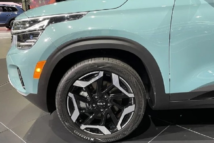 Ngôn ngữ thiết kế mới “Opposites United" thể hiện rõ với dải đèn định vị DRL gấp khúc kết hợp cùng dải chrome sáng bóng kéo dài gần đến trung tâm. Cản dưới nay đã được sơn màu bạc tạo điểm nhấn cho phần đầu. Ở hai góc cản trước còn có thêm đèn sương mù LED nằm dọc, đặt trong hốc màu đen bóng.