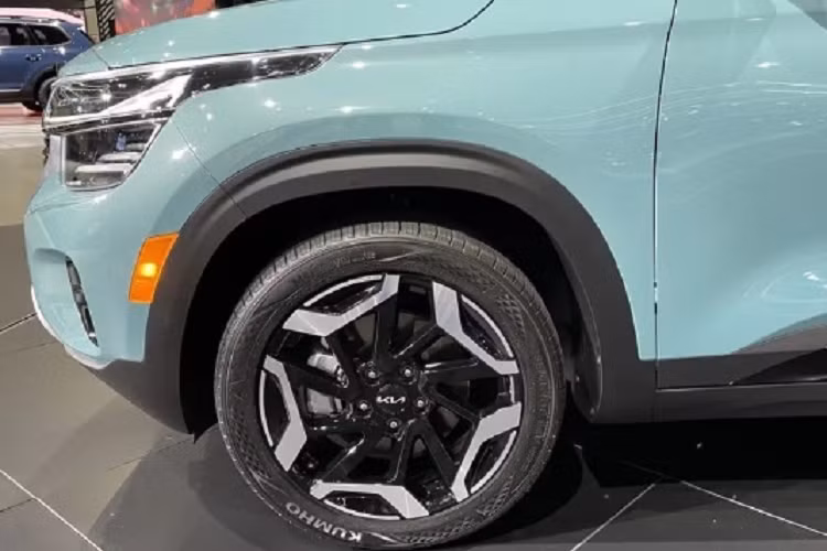 Ngôn ngữ thiết kế mới “Opposites United" thể hiện rõ với dải đèn định vị DRL gấp khúc kết hợp cùng dải chrome sáng bóng kéo dài gần đến trung tâm. Cản dưới nay đã được sơn màu bạc tạo điểm nhấn cho phần đầu. Ở hai góc cản trước còn có thêm đèn sương mù LED nằm dọc, đặt trong hốc màu đen bóng.