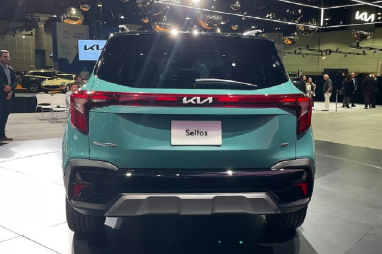 Đuôi xe KIA Seltos 2023 được cho là đặc sắc hơn rất nhiều so với thế hệ tiền nhiệm khi mang đến cho người dùng cảm giác sang trọng và hiện đại hơn với phần đèn LED chạy dài đến giữa đuôi xe, ăn sâu vào bên trong cửa cốp, đến logo của hãng Kia.