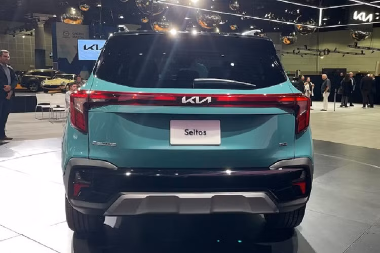 Đuôi xe KIA Seltos 2023 được cho là đặc sắc hơn rất nhiều so với thế hệ tiền nhiệm khi mang đến cho người dùng cảm giác sang trọng và hiện đại hơn với phần đèn LED chạy dài đến giữa đuôi xe, ăn sâu vào bên trong cửa cốp, đến logo của hãng Kia.