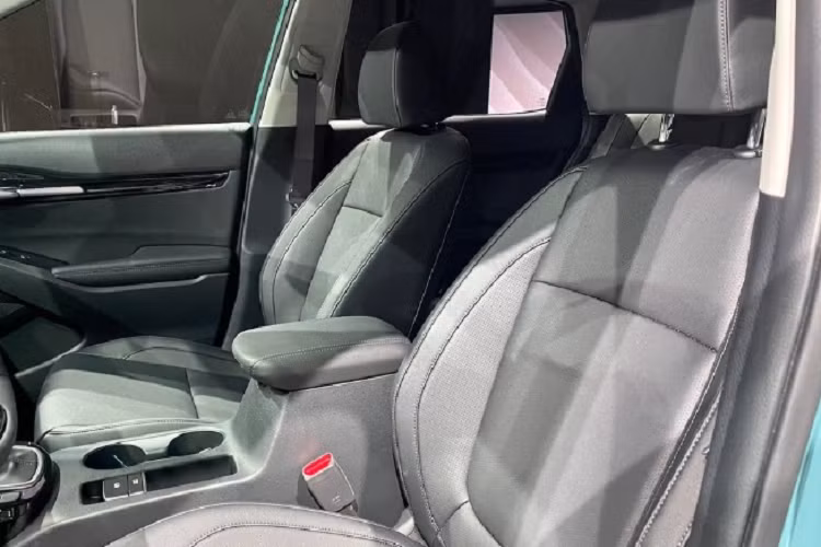 Ở bản Mỹ, xe trang bị cụm điều khiển trung tâm với những nút bấm nâng cấp và cửa gió điều hòa mới. Ở thị trường Mỹ xe vẫn dùng cần số quen thuộc thay vì núm xoay chuyển số như xe ở Hàn Quốc. Vô lăng của Seltos 2023 vẫn là dạng tròn, phía sau vô lăng là màn hình kép nối dài ra đến trung tâm taplo, với thiết kế hơi cong, tương tự mẫu xe Kia Sportage 2023.