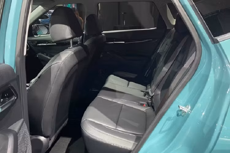 Ngoài ra, nội thất xe còn có một số trang bị như cửa cốp chỉnh điện, ghế trước thông hơi, tính năng cập nhật phần mềm qua WiFi và công nghệ khóa kỹ thuật số, dùng điện thoại thông minh thay cho chìa khóa.