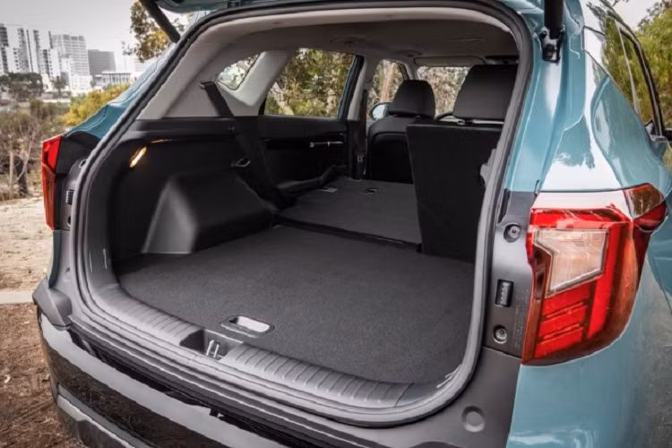 Tại thị trường Mỹ, xe có các trang bị an toàn như hệ thống hỗ trợ tránh va chạm phía trước, có thể phát hiện người đi xe đạp/đi bộ, hệ thống cảnh báo điểm mù, hỗ trợ giới hạn tốc độ và cảnh báo giới hạn tốc độ thông minh. Bên cạnh đó, xe còn có hệ thống hỗ trợ đèn pha, hỗ trợ bám làn đường và quan sát phía sau.