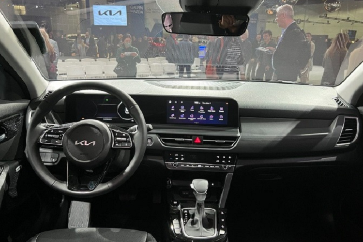 Ngoài ra, ở phiên bản X-Line sẽ có thiết thể thao hơn nhờ lưới tản nhiệt màu xám nòng súng, những chi tiết ốp ngoại thất màu đen bóng, baga nóc và vành hợp kim 18 inch nổi bật.Ngoài việc thay đổi ngoại thất bên ngoài của mình, KIA Seltos 2023 còn bổ sung thêm rất nhiều tiện nghi đi kèm bên trong xe mang đến sự hiện đại cho trải nghiệm của người dùng được ấn tượng hơn.