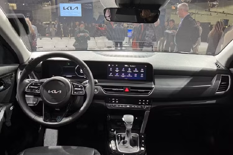 Ngoài ra, ở phiên bản X-Line sẽ có thiết thể thao hơn nhờ lưới tản nhiệt màu xám nòng súng, những chi tiết ốp ngoại thất màu đen bóng, baga nóc và vành hợp kim 18 inch nổi bật.Ngoài việc thay đổi ngoại thất bên ngoài của mình, KIA Seltos 2023 còn bổ sung thêm rất nhiều tiện nghi đi kèm bên trong xe mang đến sự hiện đại cho trải nghiệm của người dùng được ấn tượng hơn.