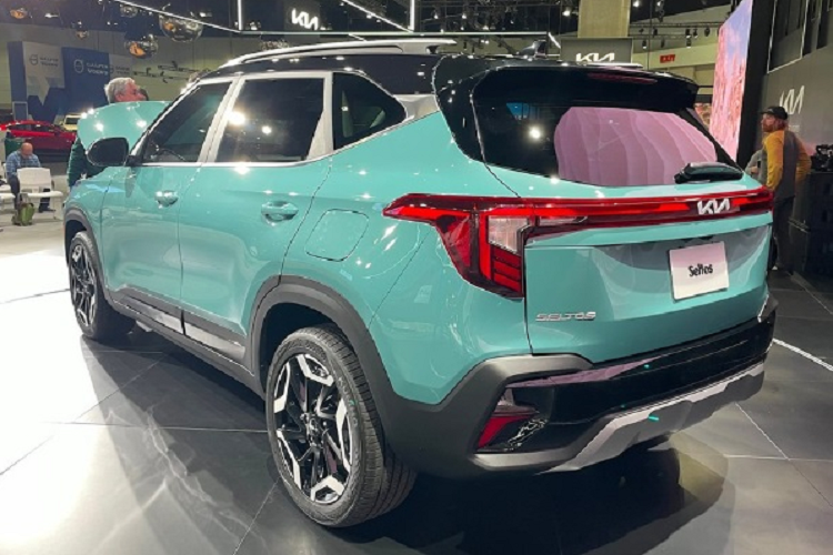 Cùng với đó là cản sau mới, không còn xuất hiện ống xả giả nữa mà thay vào đó là vị trí đặt đèn lùi, ống xả đơn sẽ được lắp bên phải của đuôi xe. Tại thị trường Mỹ, xe có thêm 3 tùy chọn màu ngoại thất mới là xanh nhạt Pluton Blue, đen Fusion Black và xanh lá Valais Green.