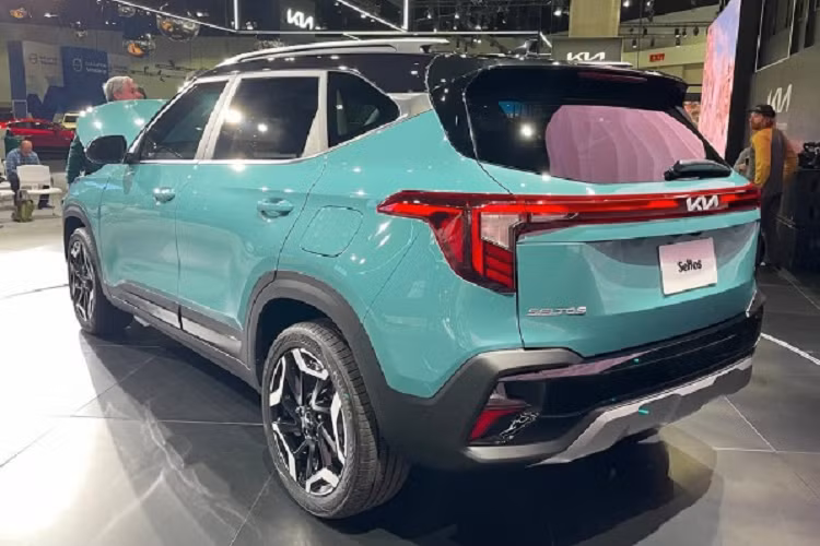 Cùng với đó là cản sau mới, không còn xuất hiện ống xả giả nữa mà thay vào đó là vị trí đặt đèn lùi, ống xả đơn sẽ được lắp bên phải của đuôi xe. Tại thị trường Mỹ, xe có thêm 3 tùy chọn màu ngoại thất mới là xanh nhạt Pluton Blue, đen Fusion Black và xanh lá Valais Green.