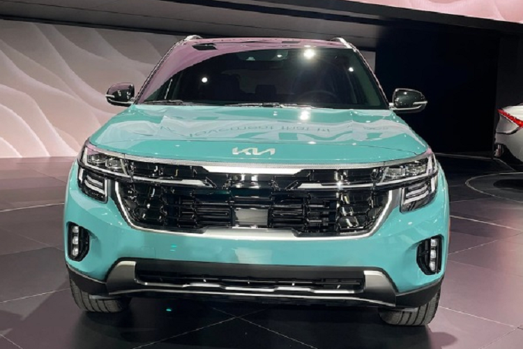 Xe sở hữu vẻ ngoài hiện đại, thời thượng hơn so với bản cũ. Phần đầu xe nổi bật với lưới tản nhiệt hình "mũi hổ" cỡ lớn, nối liền với đèn pha LED mới. Bộ tản nhiệt của xe đã được mở rộng ra hai bên để giúp xe cân đối và bề thế hơn. Đồng thời cụm đèn chiếu sáng của xe cũng đã được hãng thiết kế lại hiện đại hơn.