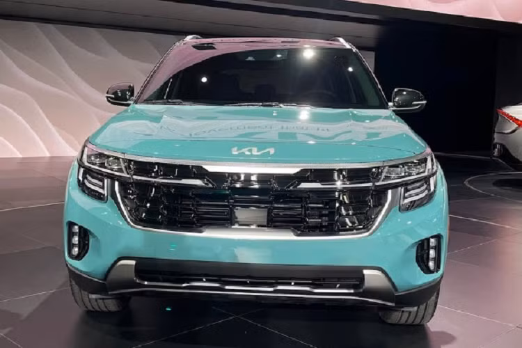 Xe sở hữu vẻ ngoài hiện đại, thời thượng hơn so với bản cũ. Phần đầu xe nổi bật với lưới tản nhiệt hình "mũi hổ" cỡ lớn, nối liền với đèn pha LED mới. Bộ tản nhiệt của xe đã được mở rộng ra hai bên để giúp xe cân đối và bề thế hơn. Đồng thời cụm đèn chiếu sáng của xe cũng đã được hãng thiết kế lại hiện đại hơn.