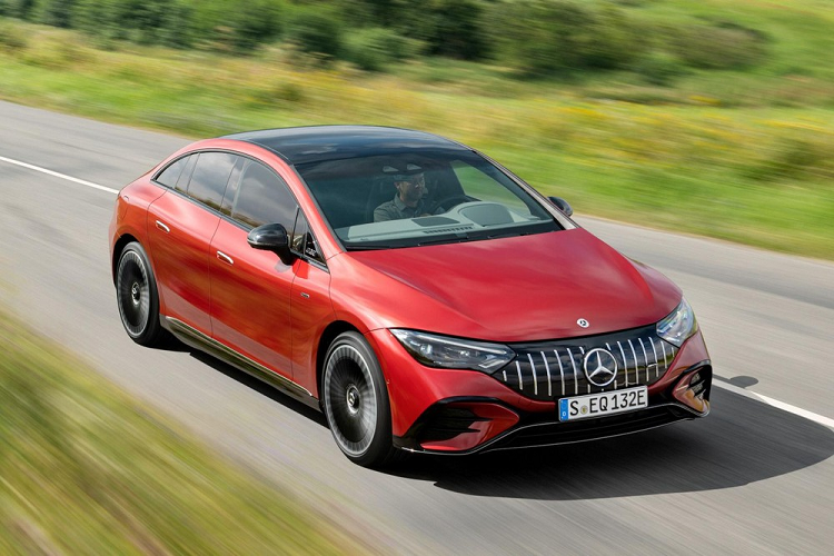 Mẫu sedan thuần điện hạng sang Mercedes-Benz EQE đã chính thức trình làng vào hồi tháng 9 năm ngoái. Sau gần nửa năm, hãng Mercedes-Benz tiếp tục vén màn phiên bản hiệu suất cao của xe mang tên Mercedes-AMG EQE. Vào thời điểm hiện tại, Mercedes-AMG EQE 2023 mới chỉ có 2 bản trang bị là EQE 43 4MATIC và EQE 53 4MATIC+