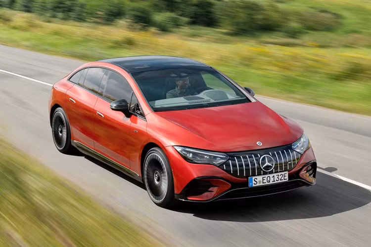 Mẫu sedan thuần điện hạng sang Mercedes-Benz EQE đã chính thức trình làng vào hồi tháng 9 năm ngoái. Sau gần nửa năm, hãng Mercedes-Benz tiếp tục vén màn phiên bản hiệu suất cao của xe mang tên Mercedes-AMG EQE. Vào thời điểm hiện tại, Mercedes-AMG EQE 2023 mới chỉ có 2 bản trang bị là EQE 43 4MATIC và EQE 53 4MATIC+