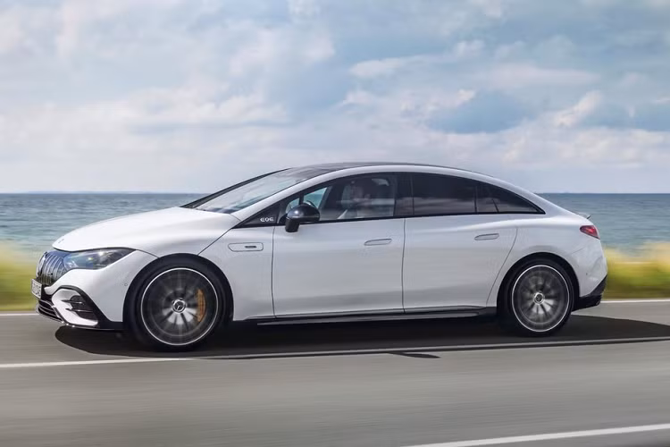Trong khi đó, Mercedes-AMG EQE 53 4MATIC+ 2023 dùng 2 mô-tơ điện có công suất tổng cộng 617 mã lực và mô-men xoắn cực đại 950 Nm. Thời gian tăng tốc của xe giảm xuống còn 3,5 giây trong khi vận tốc tối đa đạt mức 220 km/h. Tuy nhiên, phạm vi di chuyển của Mercedes-AMG EQE 53 4MATIC+ 2023 chỉ dao động từ 444 - 518 km.