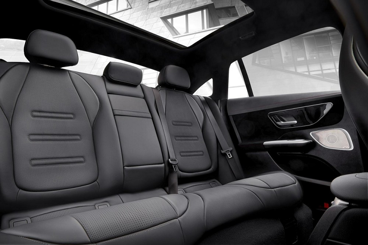 Không chỉ mạnh mẽ hơn, Mercedes-AMG EQE 2023 còn có một số đặc điểm nhận dạng ở thiết kế ngoại thất. Có thể thấy điều đó qua những nan mạ crôm nằm dọc ở lưới tản nhiệt đóng kín trên đầu xe, cản trước thể thao, bộ chẻ khí trước và cánh gió đuôi cỡ lớn. ộ vành la-zăng tối ưu hóa khí động lực học của xe nằm trong lốp Michelin Pilot Sport EV được thiết kế dành riêng cho ô tô điện hiệu suất cao. Nằm bên trong vành la-zăng là đĩa phanh trước có đường kính 415 mm, đi với cùm phanh 6 piston.