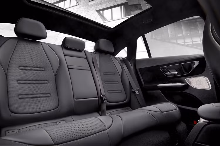 Không chỉ mạnh mẽ hơn, Mercedes-AMG EQE 2023 còn có một số đặc điểm nhận dạng ở thiết kế ngoại thất. Có thể thấy điều đó qua những nan mạ crôm nằm dọc ở lưới tản nhiệt đóng kín trên đầu xe, cản trước thể thao, bộ chẻ khí trước và cánh gió đuôi cỡ lớn. ộ vành la-zăng tối ưu hóa khí động lực học của xe nằm trong lốp Michelin Pilot Sport EV được thiết kế dành riêng cho ô tô điện hiệu suất cao. Nằm bên trong vành la-zăng là đĩa phanh trước có đường kính 415 mm, đi với cùm phanh 6 piston.