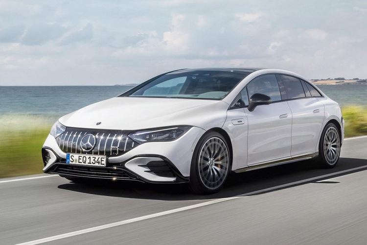 Nếu chi thêm tiền, khách hàng có thể trang bị gói AMG Dynamic Plus Package cho chiếc Mercedes-AMG EQE 53 4MATIC+ 2023 của mình. Gói này giúp xe đạt công suất tối đa 677 mã lực và mô-men xoắn cực đại 1.000 Nm. Nhờ đó, Mercedes-AMG EQE 53 4MATIC+ 2023 có thể tăng tốc từ 0-100 km/h trong 3,3 giây và đạt vận tốc tối đa 240 km/h.