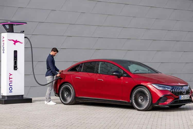 Chưa hết, Mercedes-AMG EQE 43 4MATIC 2023 còn dùng pin lithium-ion 90,6 kWh và có thể chạy được 462 - 533 km sau khi sạc đầy pin. Mẫu xe này đi kèm hệ thống sạc 11 kW tiêu chuẩn, 22 kW tùy chọn hoặc sạc nhanh 170 kW. Với hệ thống sạc nhanh, người dùng chỉ cần chờ khoảng 15 phút là có thể chạy thêm 180 km.