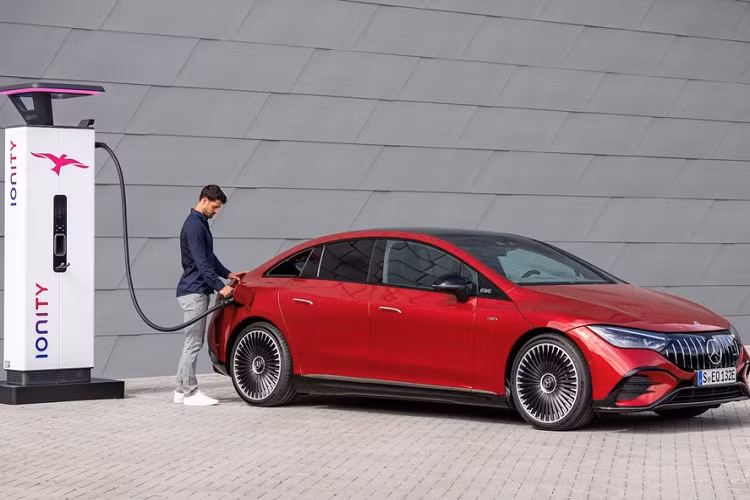 Chưa hết, Mercedes-AMG EQE 43 4MATIC 2023 còn dùng pin lithium-ion 90,6 kWh và có thể chạy được 462 - 533 km sau khi sạc đầy pin. Mẫu xe này đi kèm hệ thống sạc 11 kW tiêu chuẩn, 22 kW tùy chọn hoặc sạc nhanh 170 kW. Với hệ thống sạc nhanh, người dùng chỉ cần chờ khoảng 15 phút là có thể chạy thêm 180 km.