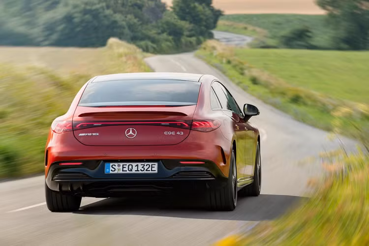 Trong đó, Mercedes-AMG EQE 43 4MATIC 2023 chạy điện được trang bị 2 mô-tơ và hệ dẫn động 4 bánh toàn thời gian. Xe sở hữu công suất tối đa 469 mã lực và mô-men xoắn cực đại 858 Nm nên có thể tăng tốc từ 0-100 km/h trong thời gian chỉ 4,2 giây trước khi đạt vận tốc tối đa giới hạn điện tử 210 km/h.