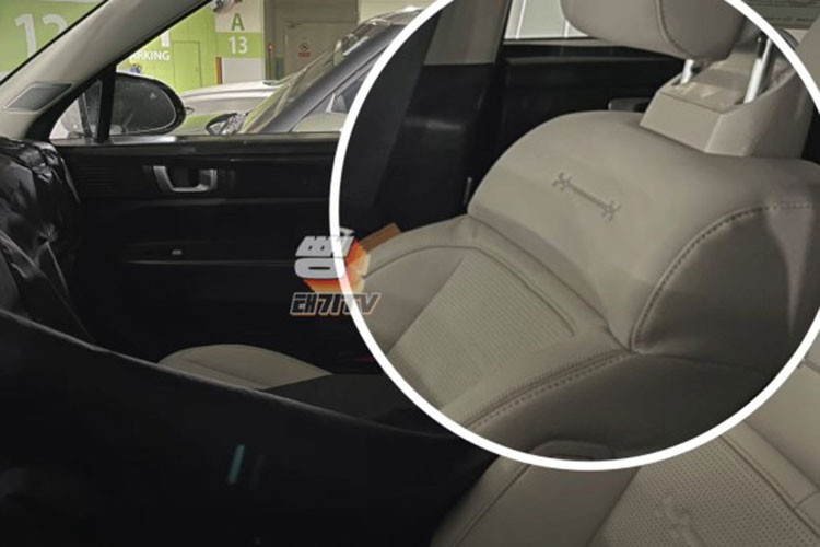 Bên cạnh đó, ôp cửa bằng kim loại sáng bóng càng tô đậm thêm vẻ sang trọng, cao cấp cho nội thất xe. Ngoài ra, phàn ghế xe cũng được thiết kế lại tạo cảm giác cao cấp và sang trọng hơn so với thế hệ hiện tại.