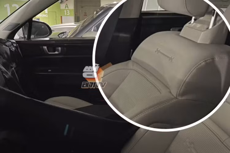 Bên cạnh đó, ôp cửa bằng kim loại sáng bóng càng tô đậm thêm vẻ sang trọng, cao cấp cho nội thất xe. Ngoài ra, phàn ghế xe cũng được thiết kế lại tạo cảm giác cao cấp và sang trọng hơn so với thế hệ hiện tại.