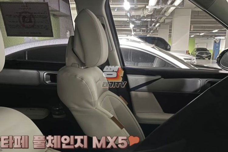 Nội thất bên trong Hyundai SantaFe 2024 từng bị lộ diện khi chạy thử tại Hàn Quốc cũng cho thấy lối thiết kế sử dụng các đường thẳng và hình hộp, ví dụ như tappi cửa, ô cửa kính hay ghế ngồi.