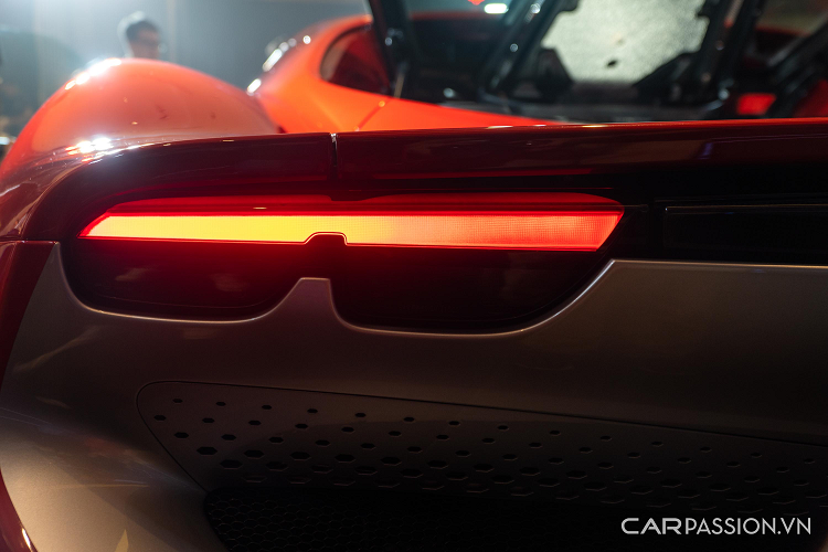 Bên cạnh đó, 296 GTB có 4 chế độ lái gồm: eDrive, Hybrid, Performance và Qualify. Với động cơ điện, Ferrari 296 GTB có thể di chuyển 25 km với vận tốc 135 km/h. Được biết mức giá chính hãng của Ferrari 296 GTB từ 21 tỷ đồng.