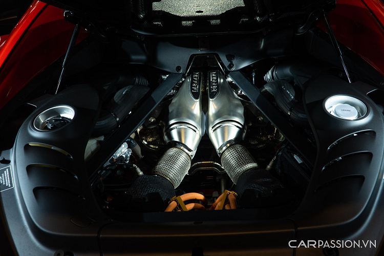 Nội thất của 296 GTB phát triển từ SF90 Stradale nhưng thiết kế tối giản, hướng đến người lái nhiều hơn. Vô-lăng vát đáy tích hợp lẫy chuyển số, nút xoay chọn chế độ lái và các phím chức năng. Trên táp-lô là màn hình hiển thị thông tin vòng tua máy, tốc độ và các số khác...