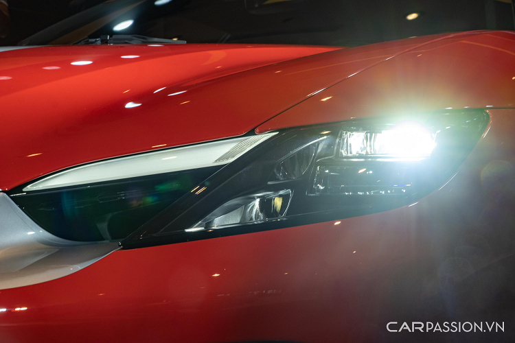 Chiếc 296 GTB trưng bày tại Singapore có nhiều chi tiết làm từ chất liệu carbon như vô-lăng, lẫy chuyển số, lưng ghế, bệ điều khiển trung tâm,…