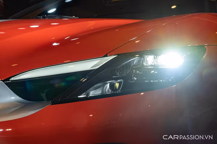 Chiếc 296 GTB trưng bày tại Singapore có nhiều chi tiết làm từ chất liệu carbon như vô-lăng, lẫy chuyển số, lưng ghế, bệ điều khiển trung tâm,…